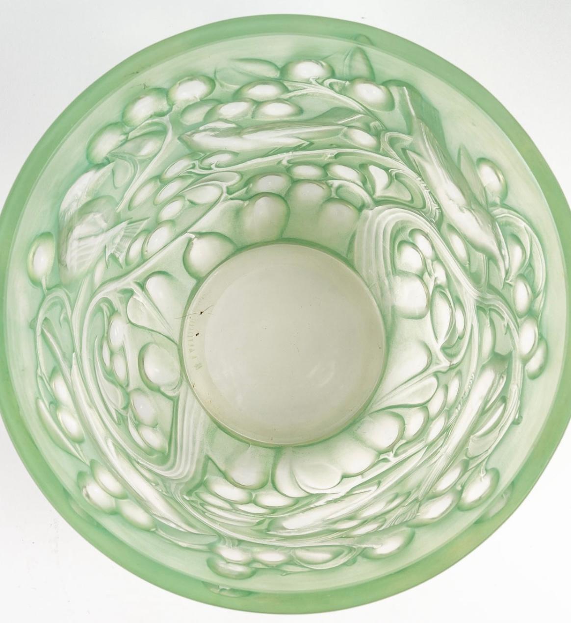 Molded 1927 René Lalique Avallon Vase in Frosted Glass with Green Patina Sparrows Birds