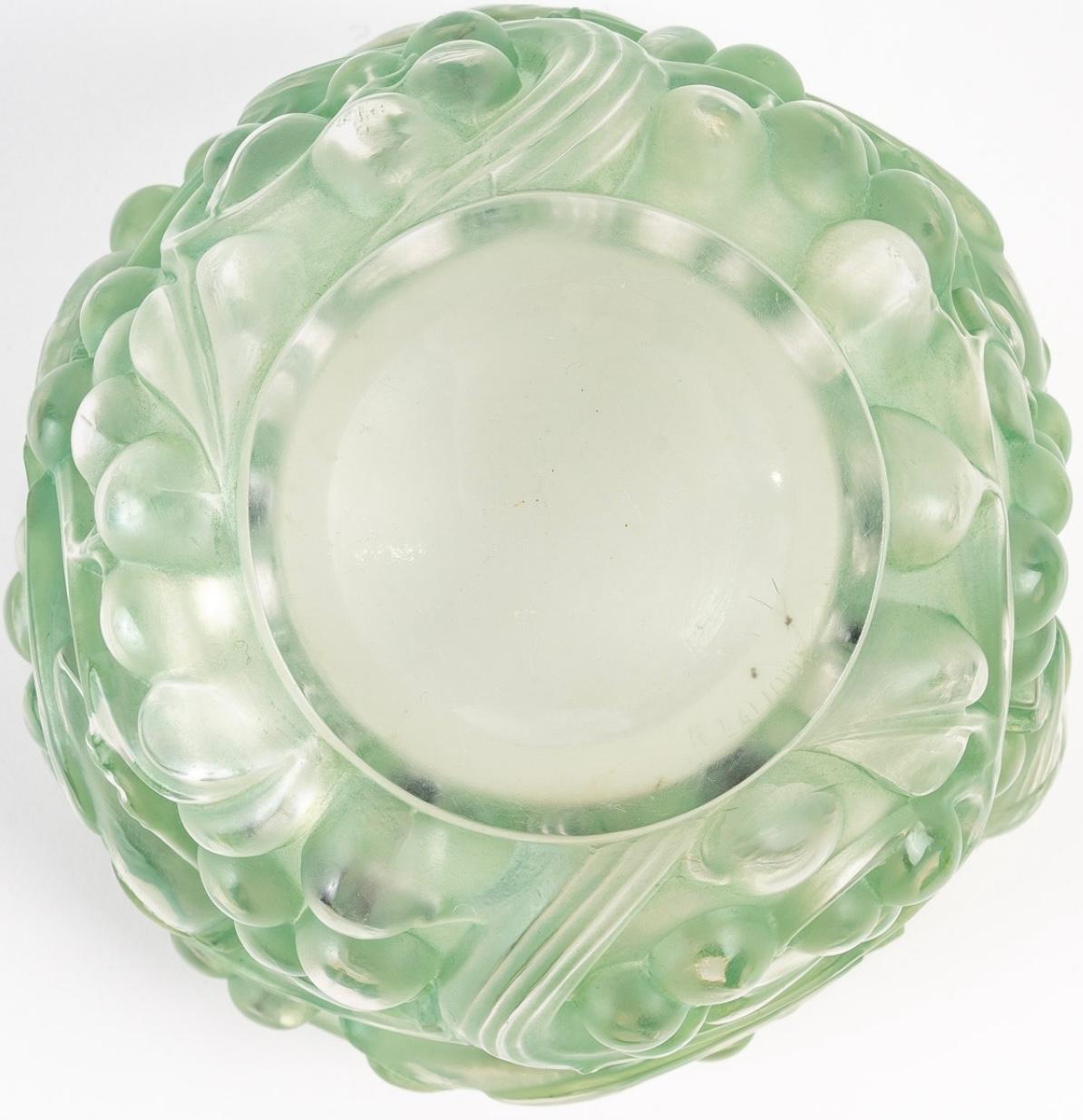 1927 René Lalique Avallon Vase in Frosted Glass with Green Patina Sparrows Birds In Good Condition In Boulogne Billancourt, FR