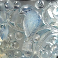 1927 René Lalique Vase Avallon en verre opalescent patiné bleu, oiseaux moineaux