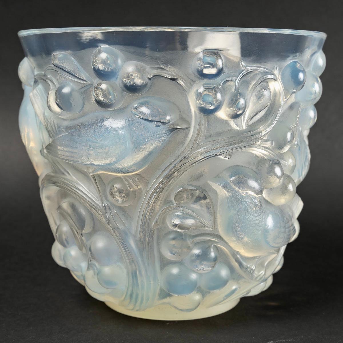 Art Deco 1927 René Lalique Avallon Vase in Opalescent Glass, Sparrows Birds For Sale