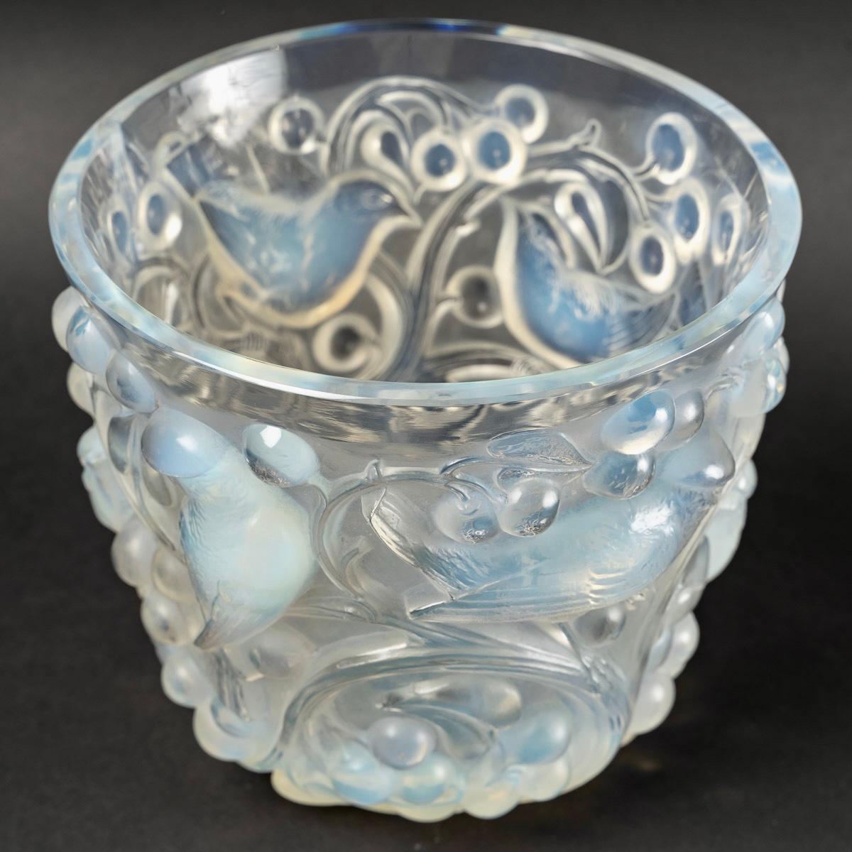 French 1927 René Lalique Avallon Vase in Opalescent Glass, Sparrows Birds For Sale