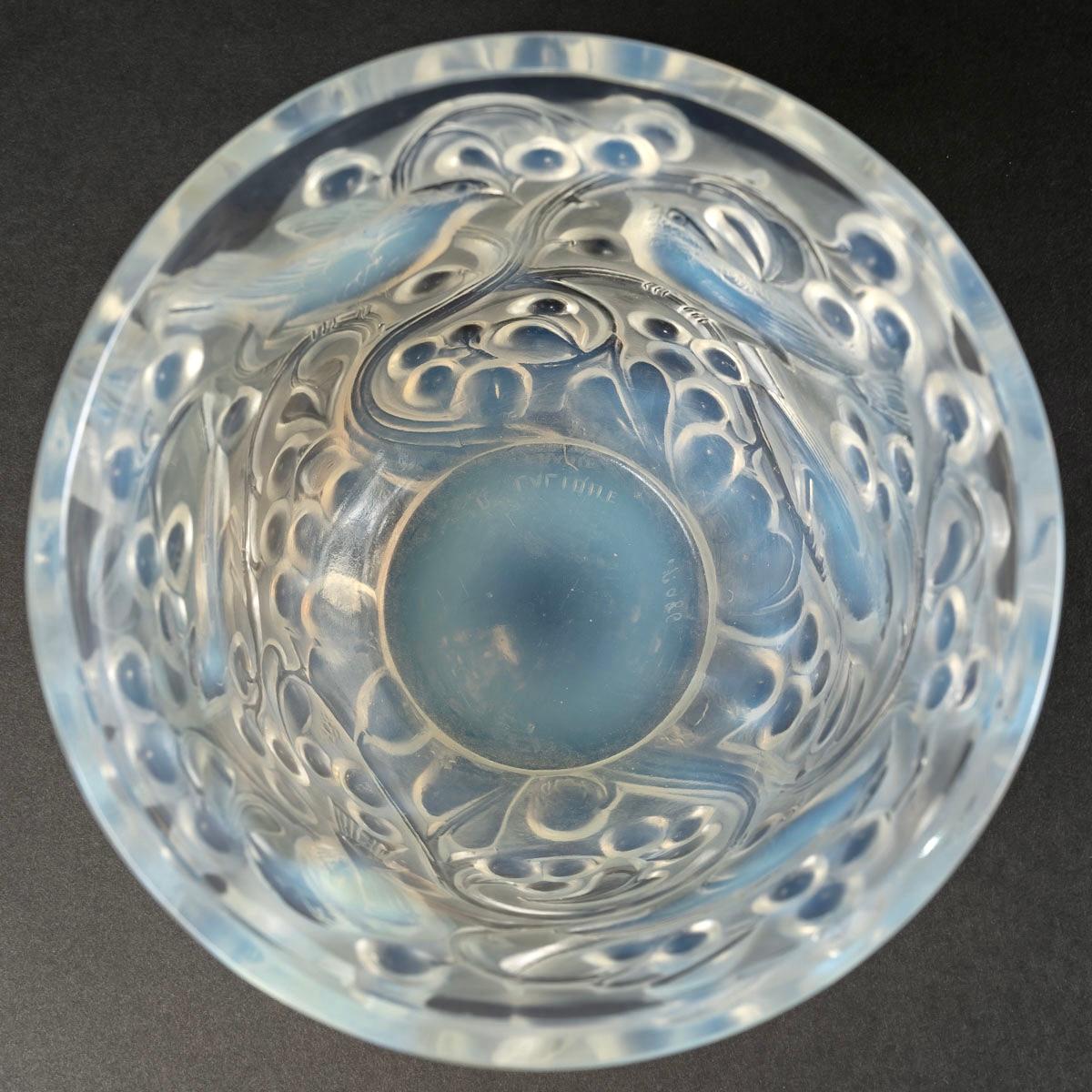Molded 1927 René Lalique Avallon Vase in Opalescent Glass, Sparrows Birds For Sale