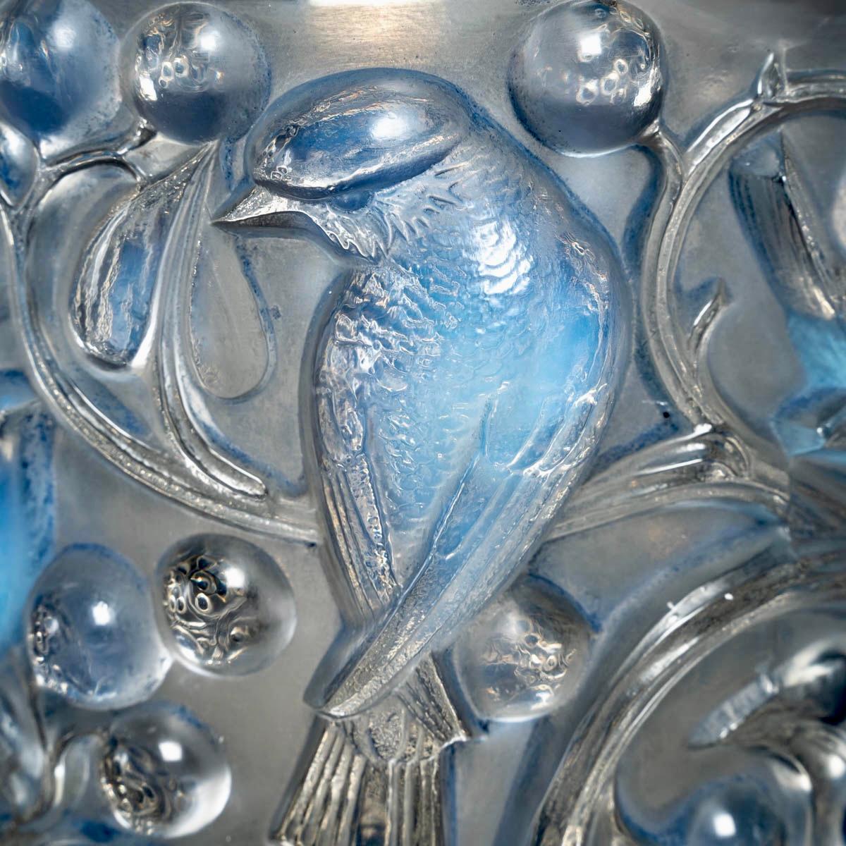 1927 René Lalique Avallon Vase in Opalescent Glass, Sparrows Birds In Good Condition In Boulogne Billancourt, FR