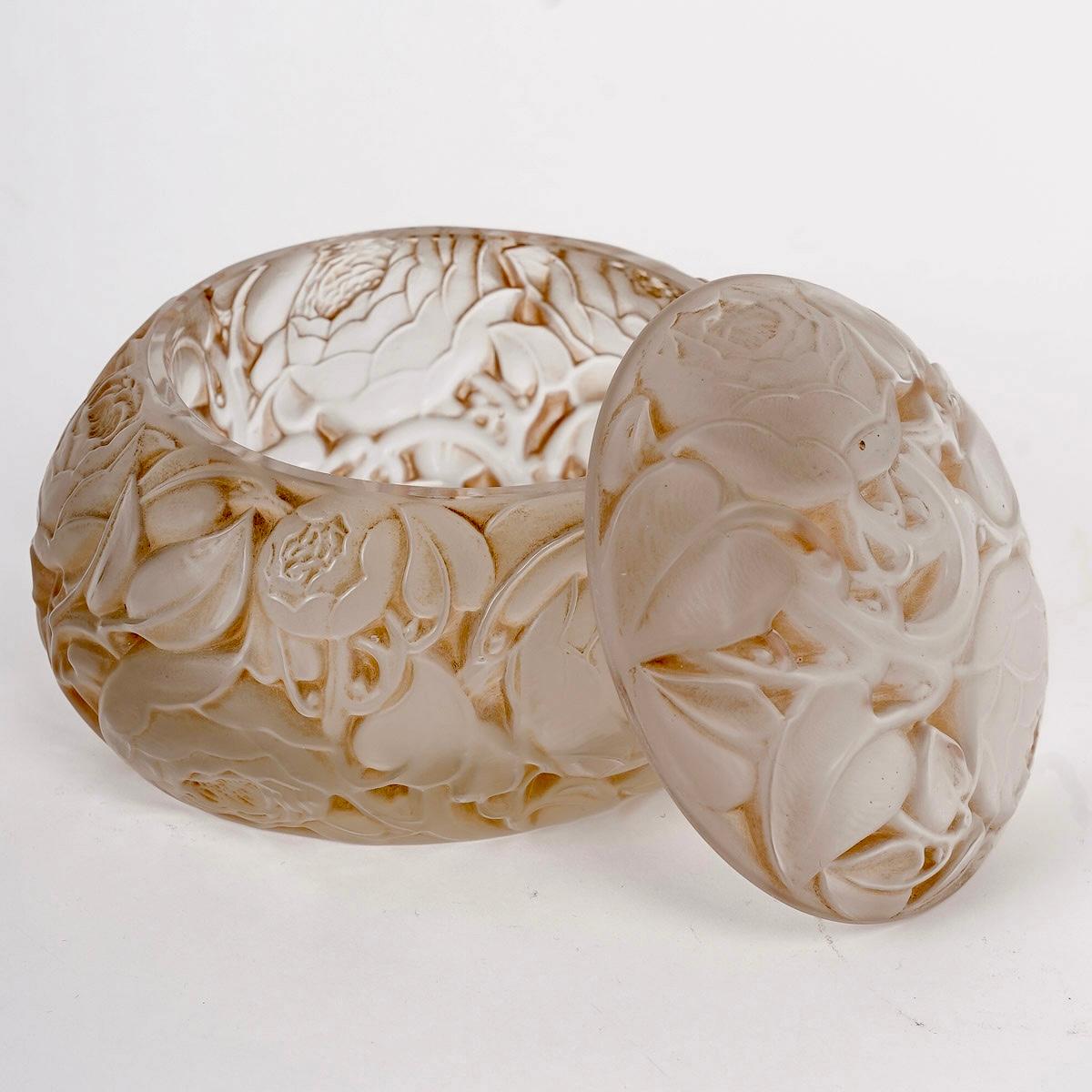 1927 René Lalique Box Dinard Frosted Glass with Sepia Patina, Roses Flowers In Good Condition For Sale In Boulogne Billancourt, FR