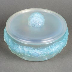 1927 Rene Lalique Box Primeveres Vetro opalescente con patina blu