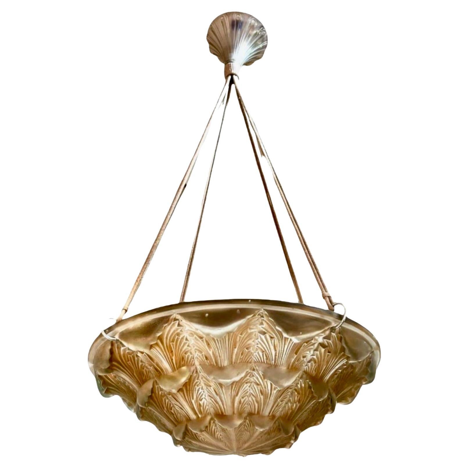 1927 René Lalique - Lámpara de techo Chandelier Gaillon Cristal pátina sepia en venta