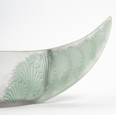 Bol à acanthes en verre dépoli avec patine verte de Ren Lalique, 1927