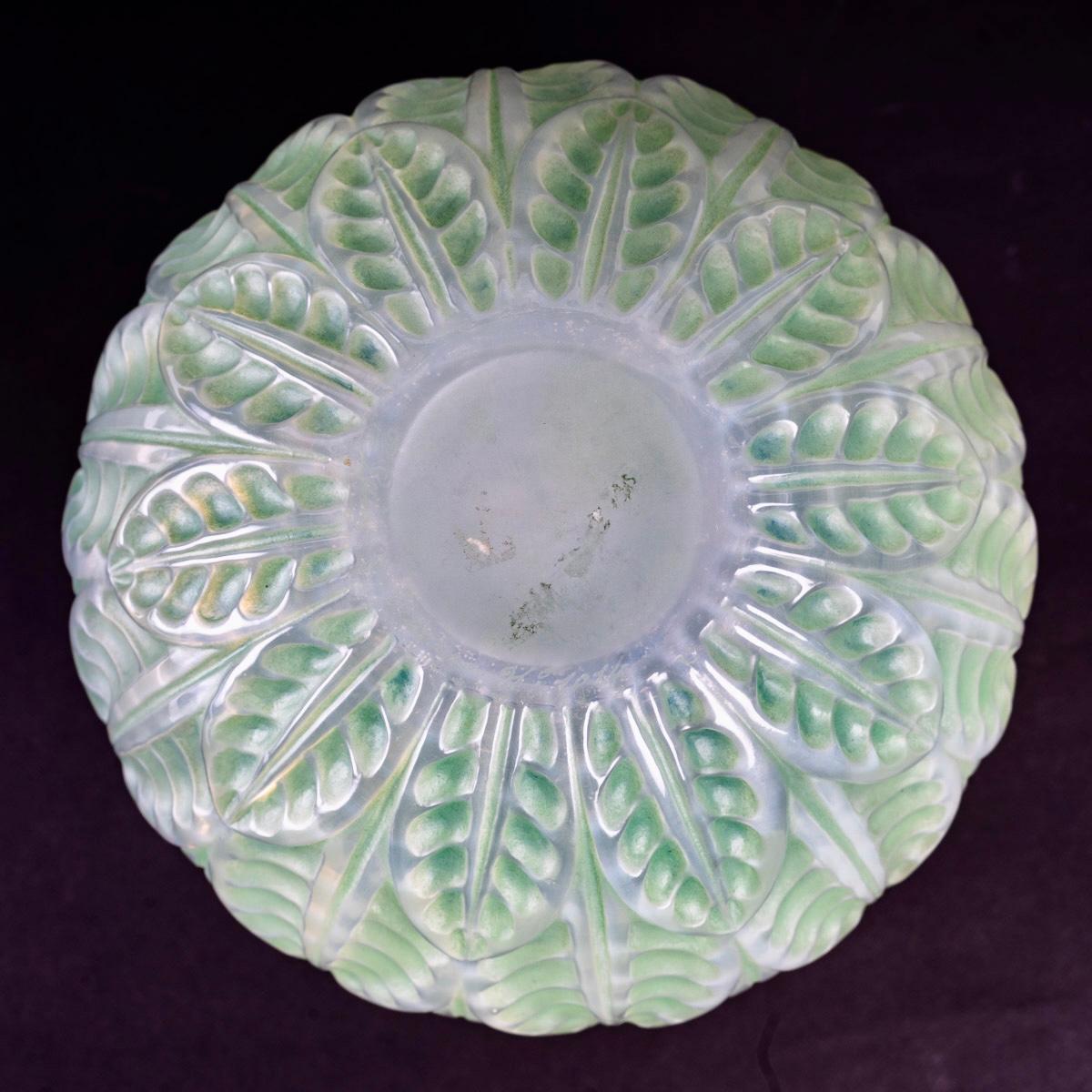1927 René Lalique Malesherbes Vase in Double Cased Opalescent Glass Green Patina In Good Condition In Boulogne Billancourt, FR
