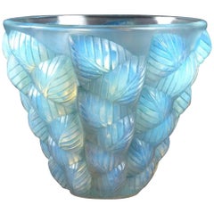 1927 René Lalique Vase Moissac en verre opalescent avec des feuilles teintées de bleu