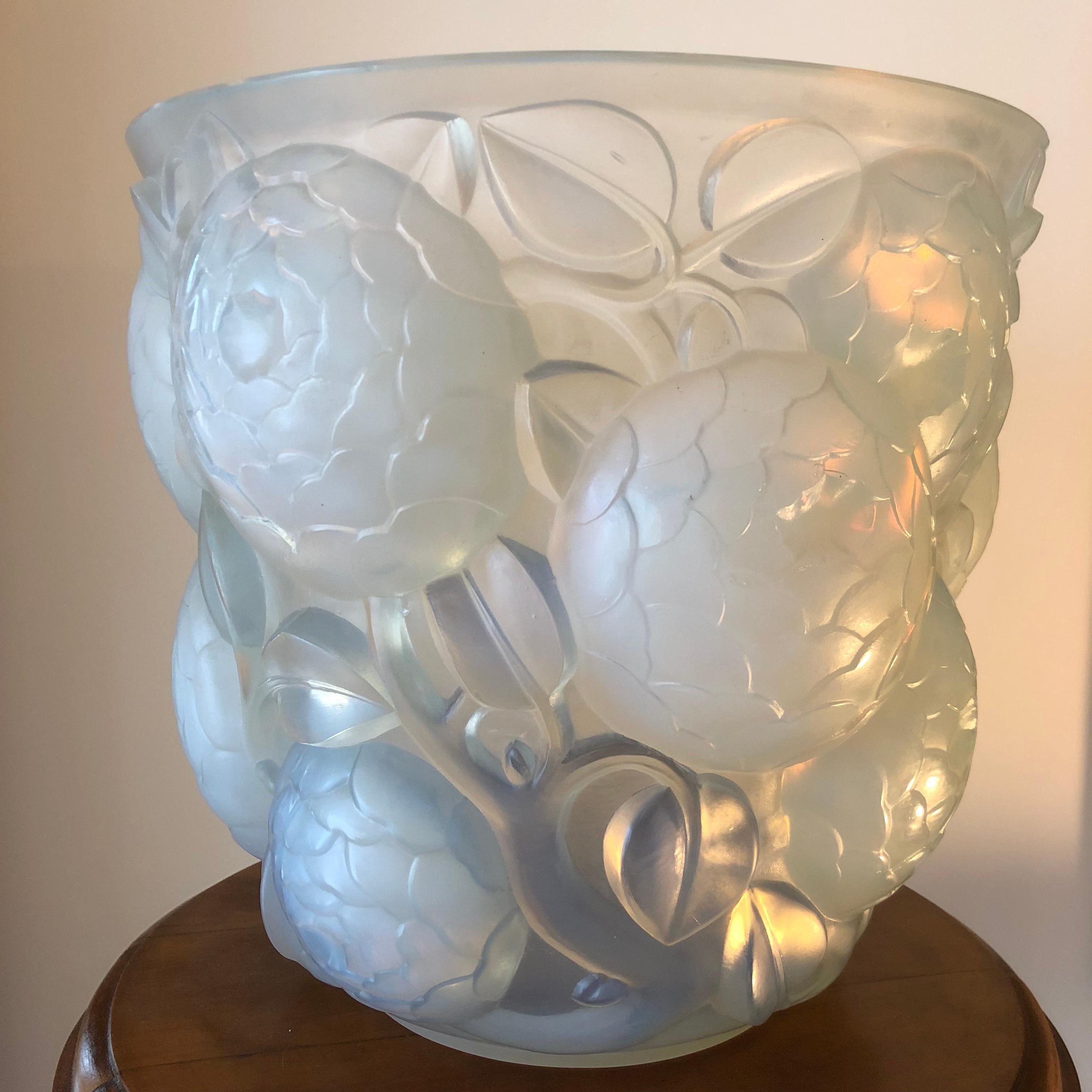 1927 Rene Lalique Oran Vase in Opalescent Glass In Good Condition In Boulogne Billancourt, FR