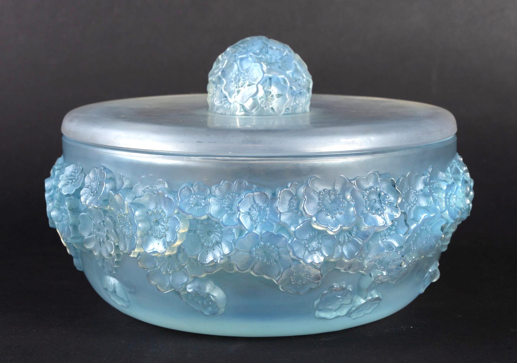1927 Rene Lalique Primevères Box Opalescent and Blue Stained Glass, Flowers In Good Condition In Boulogne Billancourt, FR