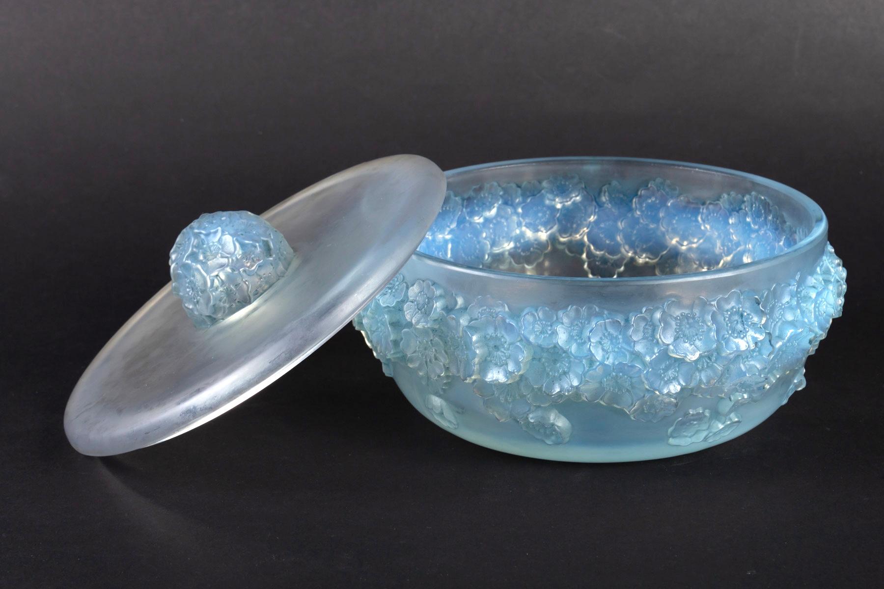 Early 20th Century 1927 Rene Lalique Primevères Box Opalescent and Blue Stained Glass, Flowers