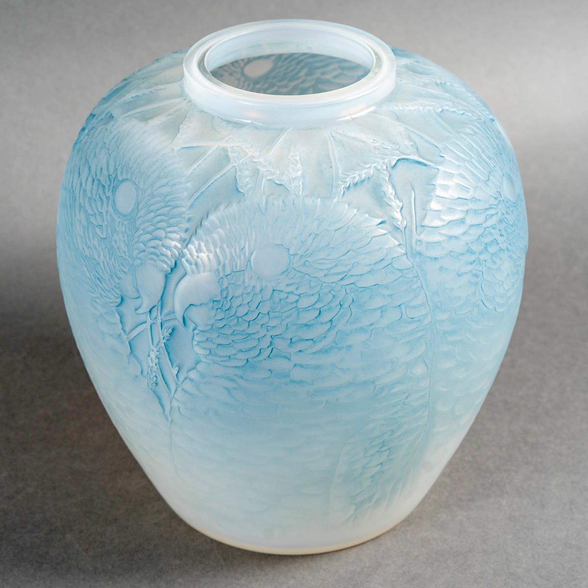 1927 Rene Lalique Jarrón Alicante Loros Vidrio Opalescente Estuchado Pátina Azul Art Decó en venta