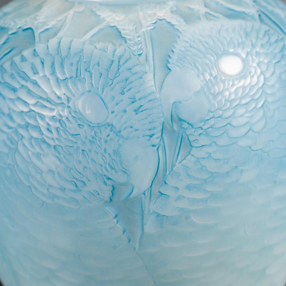 1927 Rene Lalique Jarrón Alicante Loros Vidrio Opalescente Estuchado Pátina Azul Francés en venta