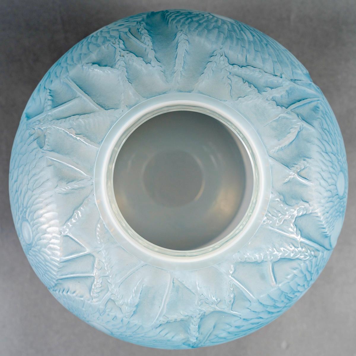 1927 Rene Lalique Jarrón Alicante Loros Vidrio Opalescente Estuchado Pátina Azul Moldeado en venta