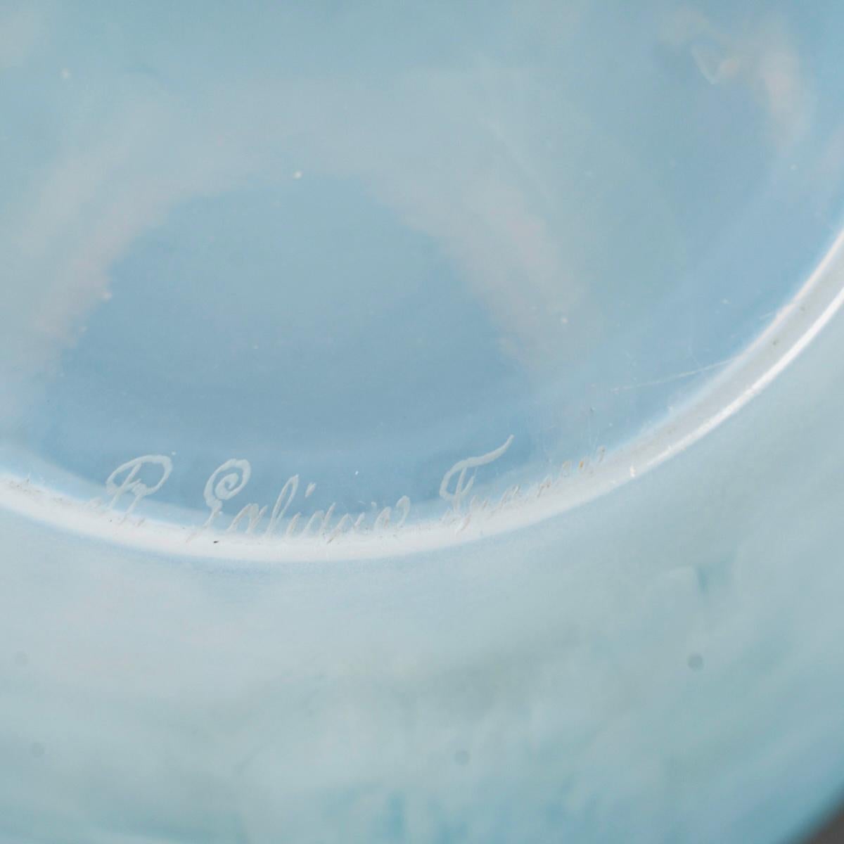 1927 Rene Lalique Jarrón Alicante Loros Vidrio Opalescente Estuchado Pátina Azul principios del siglo XX en venta