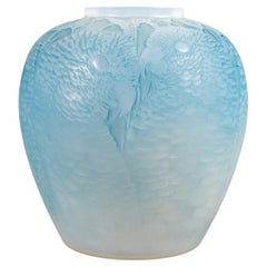 1927 Rene Lalique Jarrón Alicante Loros Vidrio Opalescente Estuchado Pátina Azul