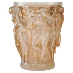 1927 Rene Lalique Vase Bacchantes Verre dépoli avec patine sépia