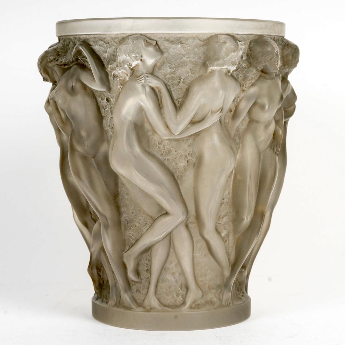 Art déco 1927 Rene His Vase Bacchantes Verre à patine grise en vente