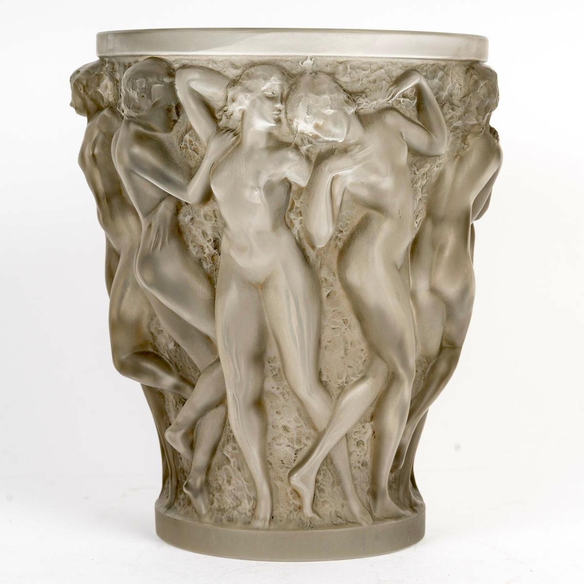 Français 1927 Rene His Vase Bacchantes Verre à patine grise en vente