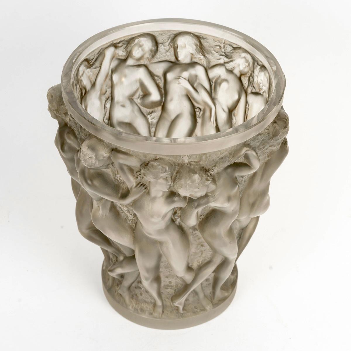 Début du 20ème siècle 1927 Rene His Vase Bacchantes Verre à patine grise en vente