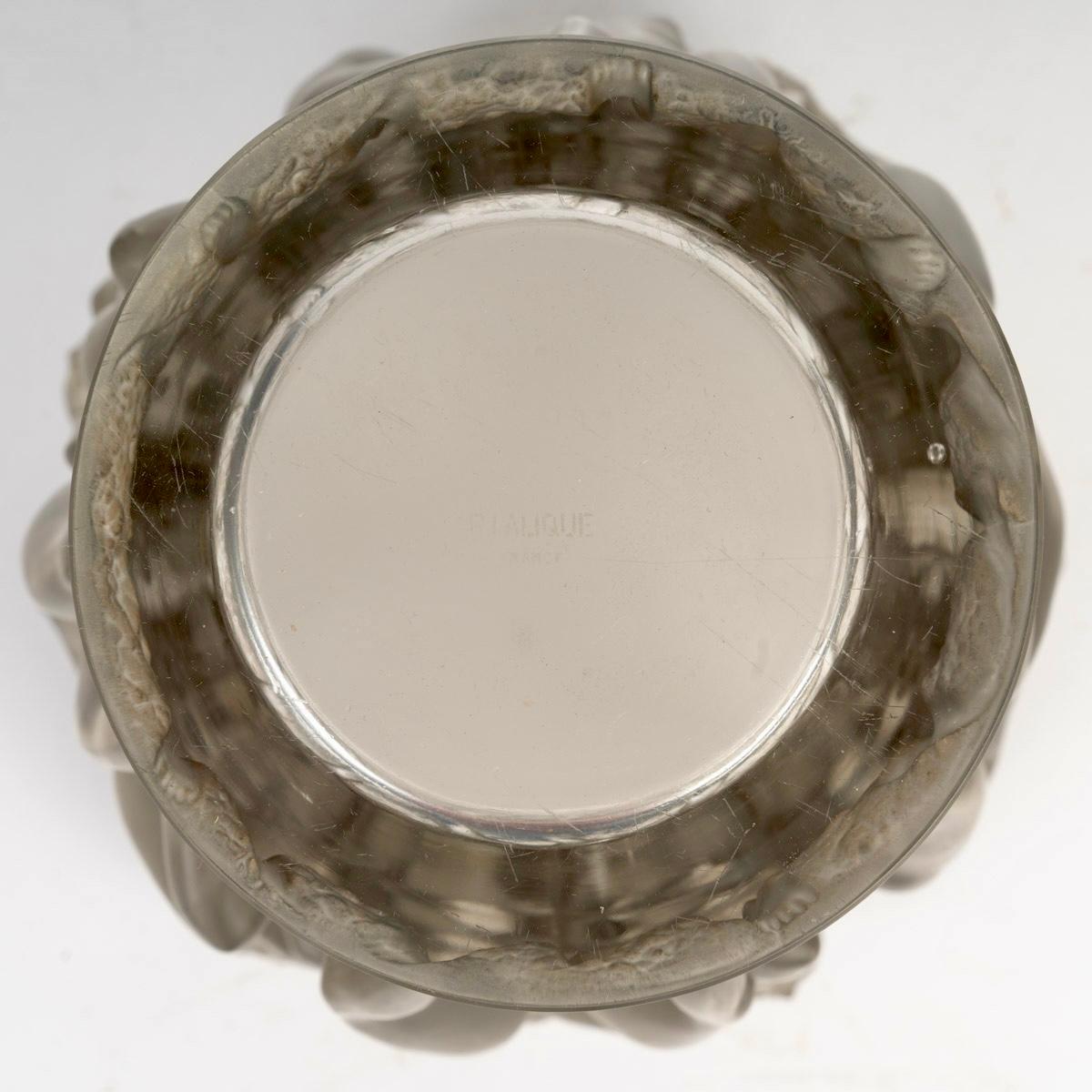 Verre brun 1927 Rene His Vase Bacchantes Verre à patine grise en vente