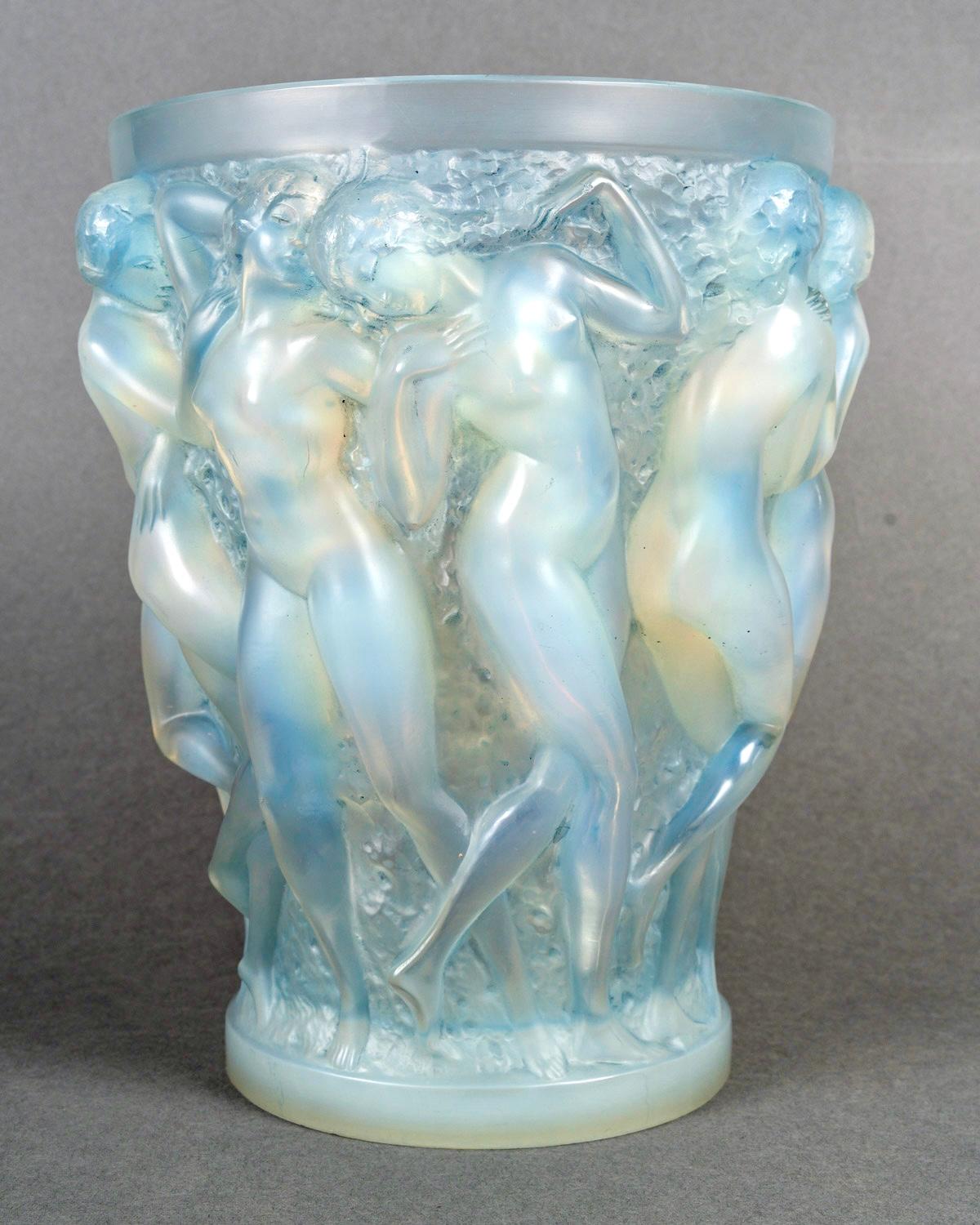 Art Déco 1927 René Lalique, Vaso Bacchantes in vetro opalescente con patina blu in vendita
