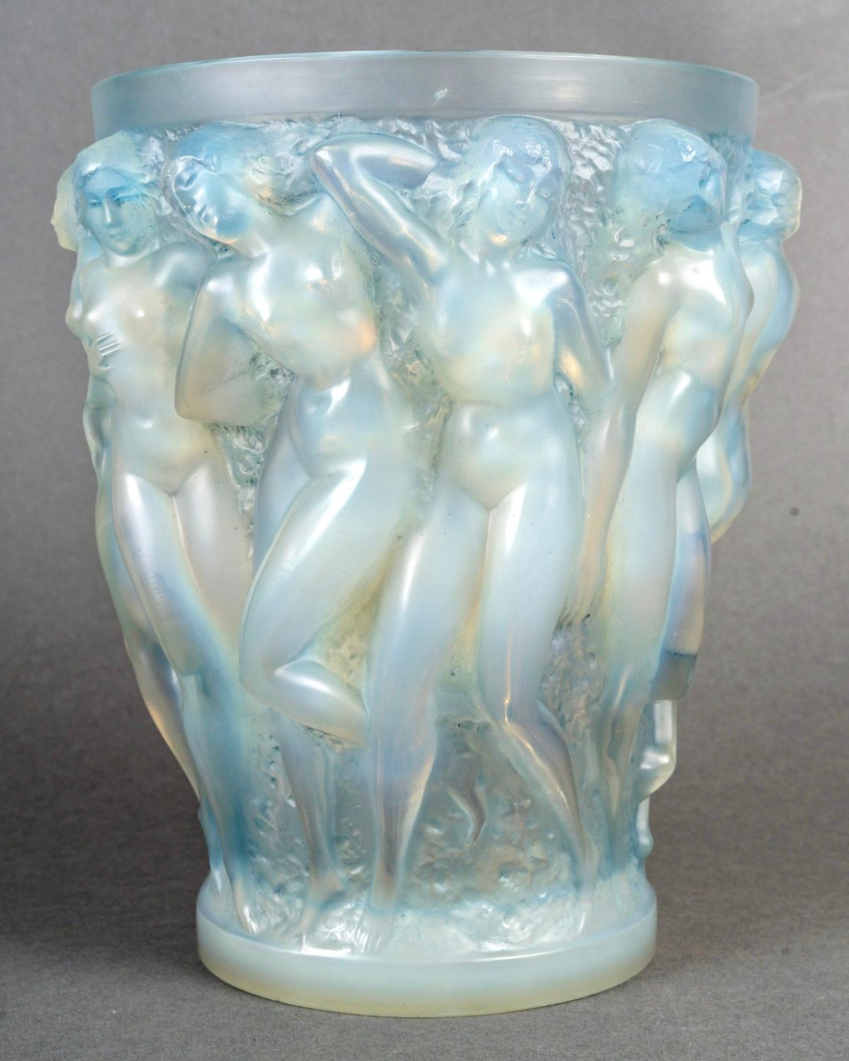 Francese 1927 René Lalique, Vaso Bacchantes in vetro opalescente con patina blu in vendita