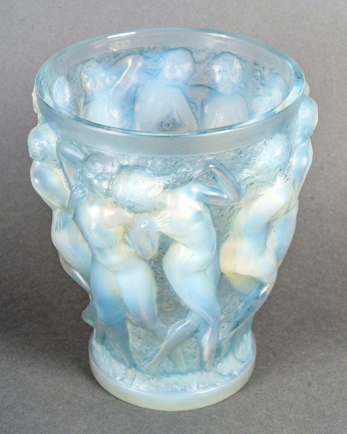 Stampato 1927 René Lalique, Vaso Bacchantes in vetro opalescente con patina blu in vendita