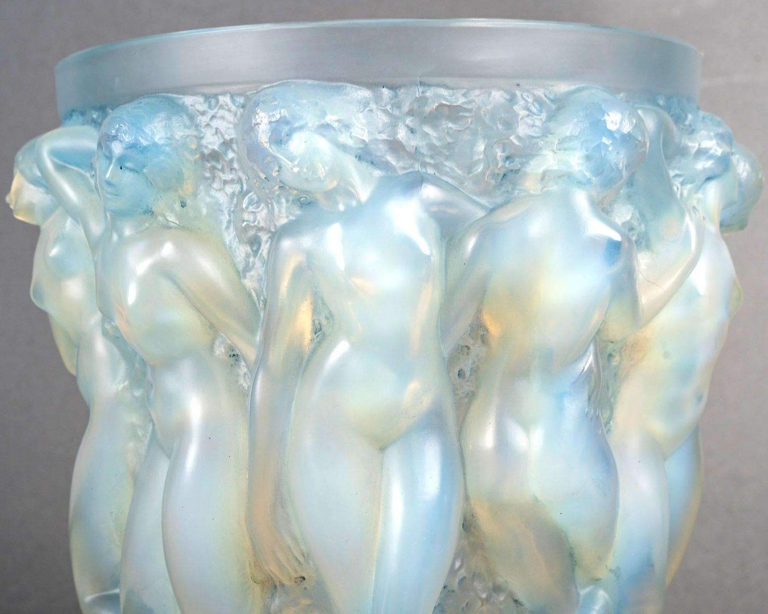 Inizio XX secolo 1927 René Lalique, Vaso Bacchantes in vetro opalescente con patina blu in vendita