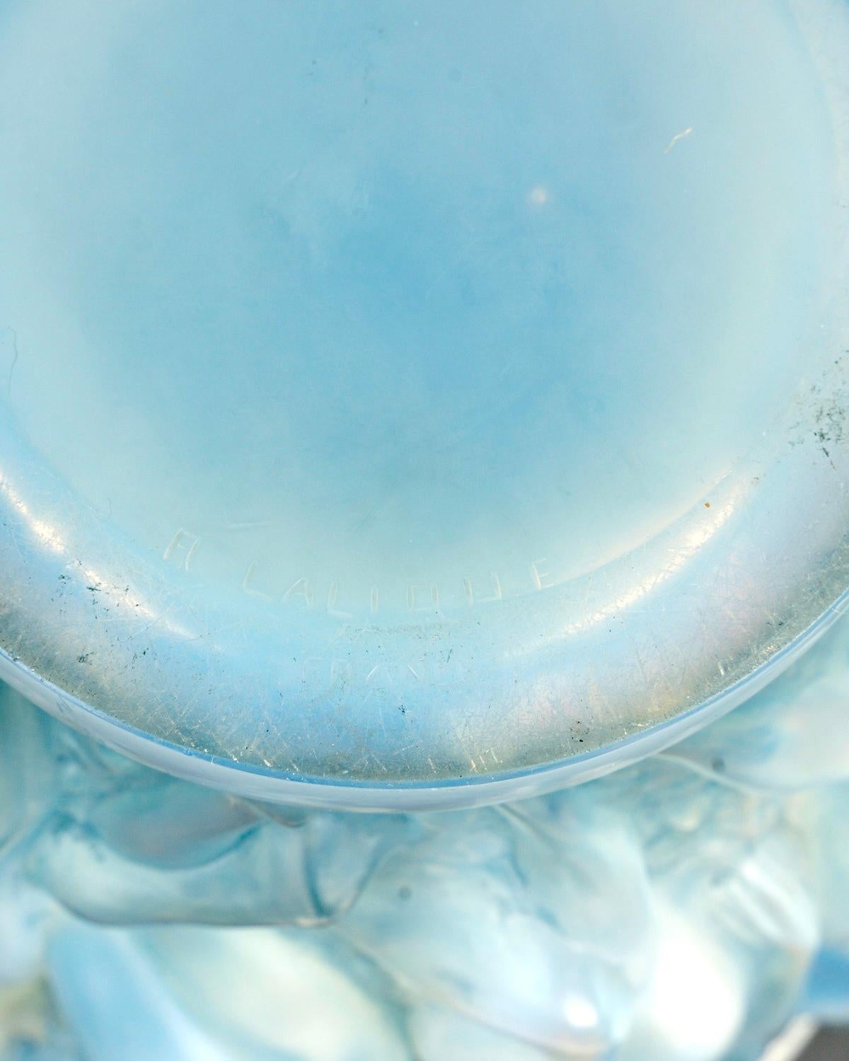 Vetro soffiato 1927 René Lalique, Vaso Bacchantes in vetro opalescente con patina blu in vendita