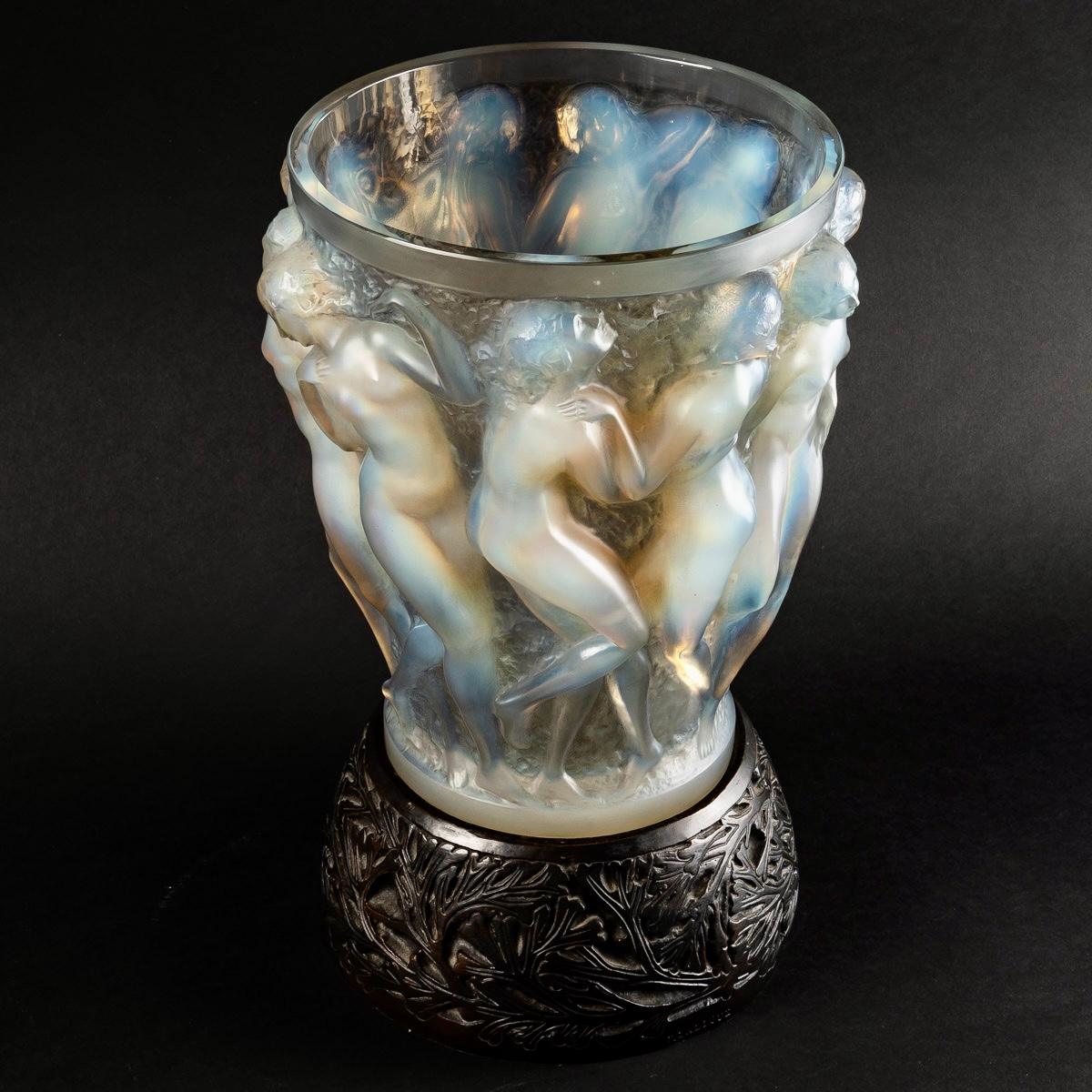 1927 René Lalique, Vase Bacchantes Opalescent Glass with Original Bronze Base In Good Condition In Boulogne Billancourt, FR