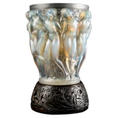 1927 René Lalique, Vase Bacchantes en verre opalescent avec base en bronze d'origine