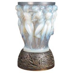 1927 René Lalique, Vase Bacchantes Verre opalescent avec base en bronze d'origine