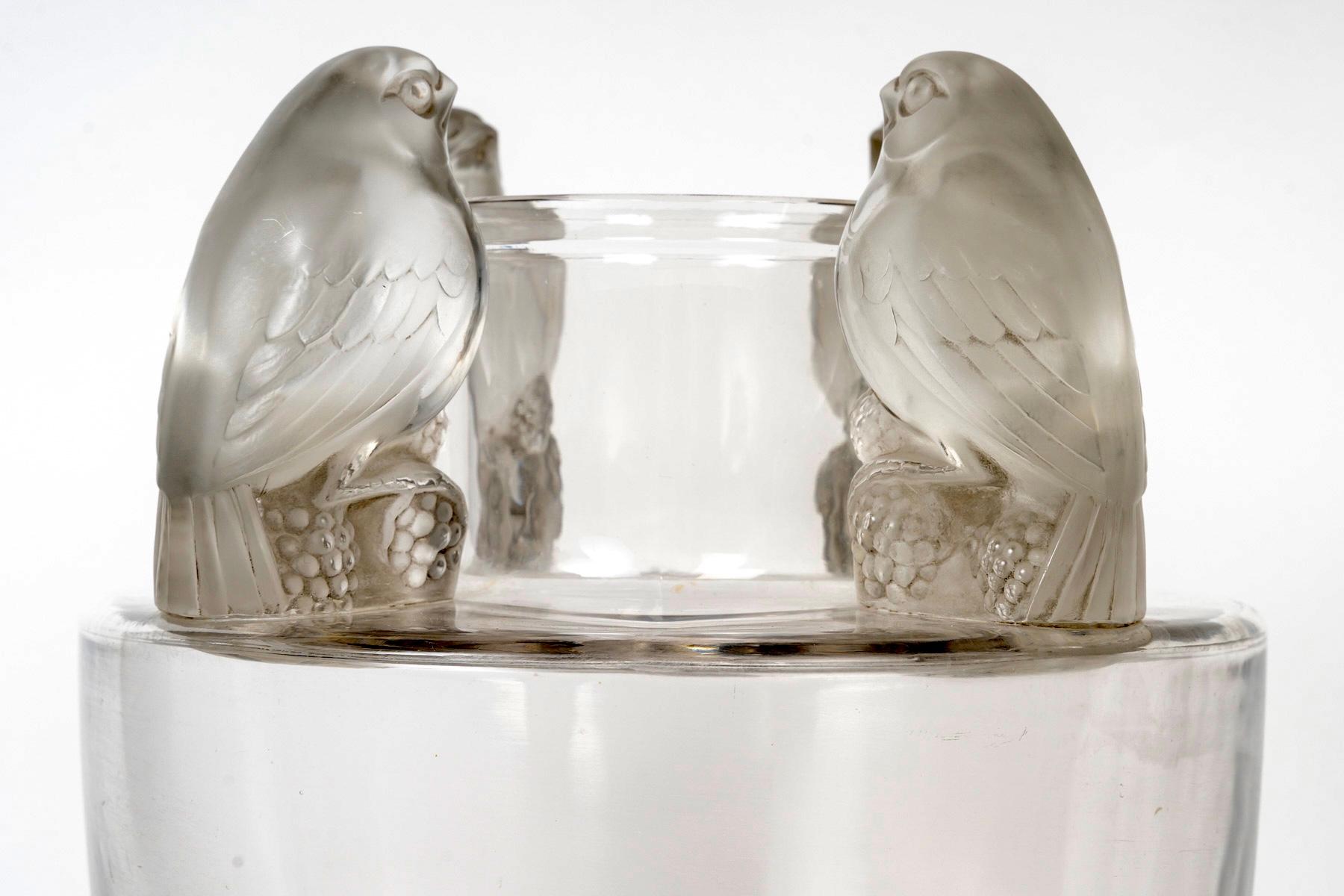 Francese 1927 René Lalique - Vaso Bellecour in vetro smerigliato in vendita