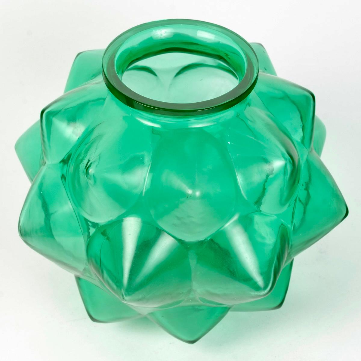 Art Deco 1927 René Lalique - Vase Champagne Emerald Green Glass For Sale