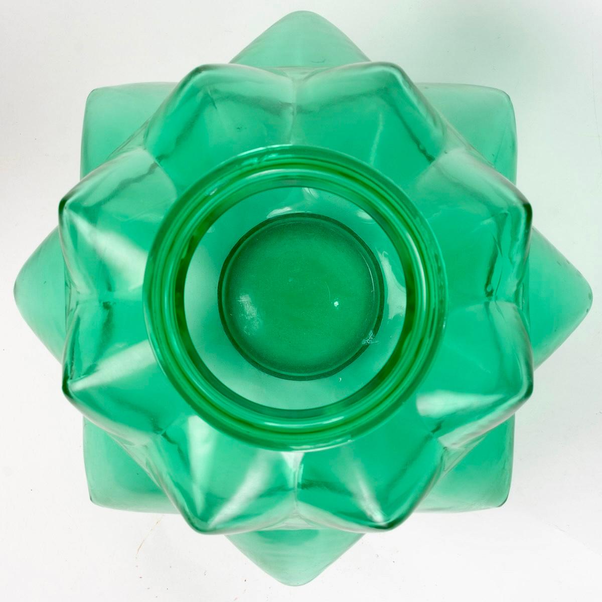 French 1927 René Lalique - Vase Champagne Emerald Green Glass For Sale