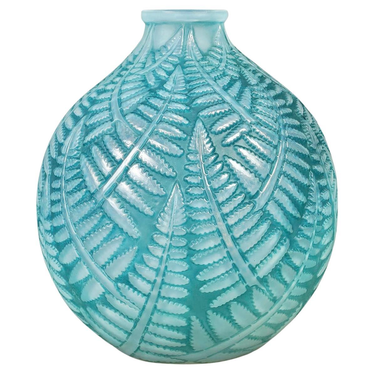 1927 René Lalique Vase Espalion Verre opalescent ciselé à patine bleue en vente