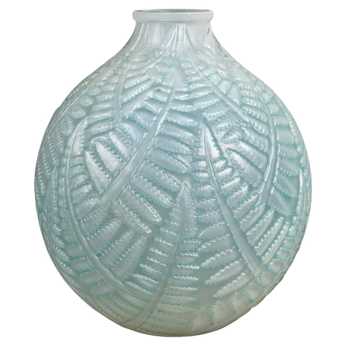 1927 René Lalique Vase Espalion Überfangenes Opalglas mit blauer Patina