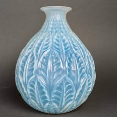 Jarrón de René Lalique de 1927, modelo «Malesherbes», de cristal opalescente con pátina azul, en estuche