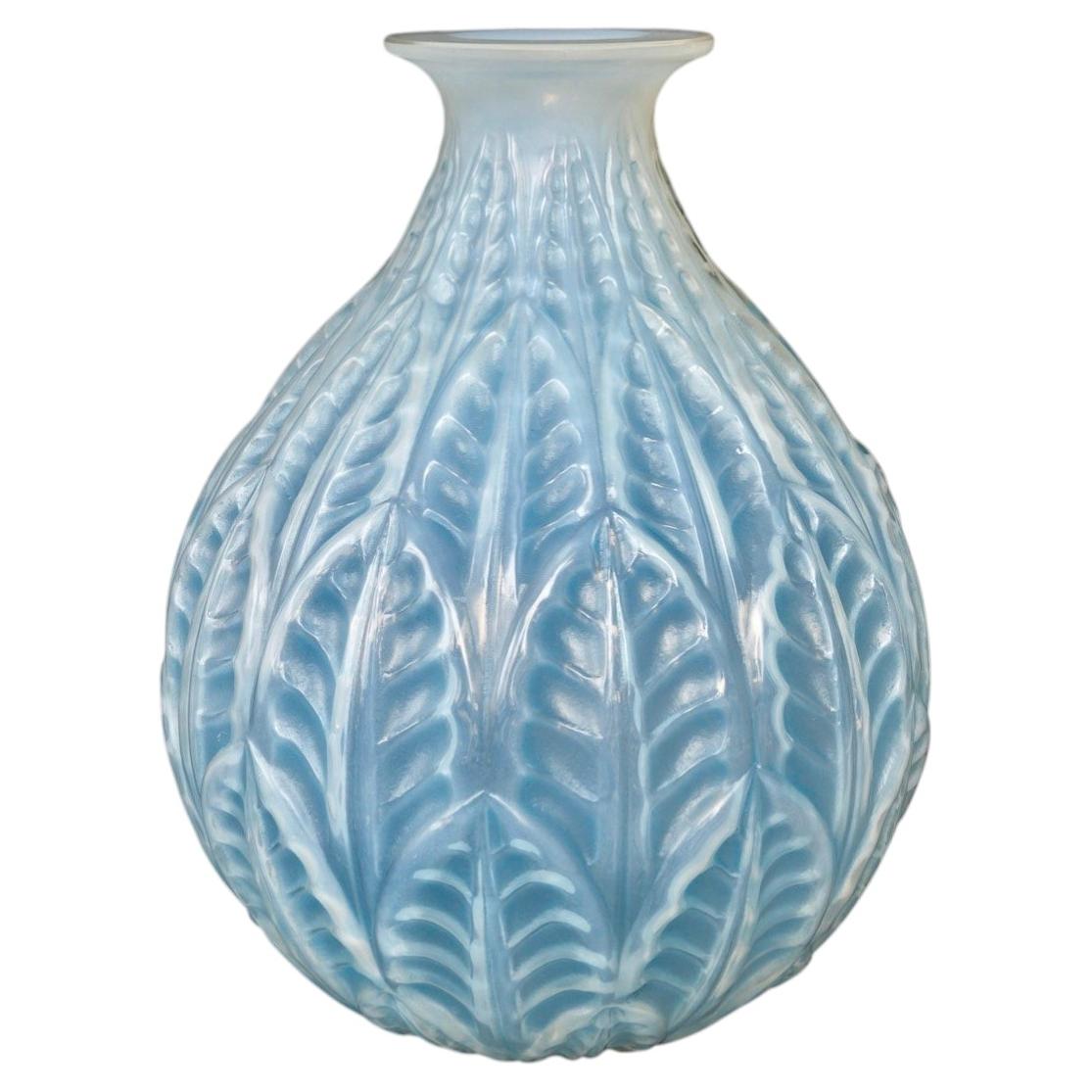 1927 René Lalique Vase „Malesherbes“, opaleszierendes Glas mit blauer Patina