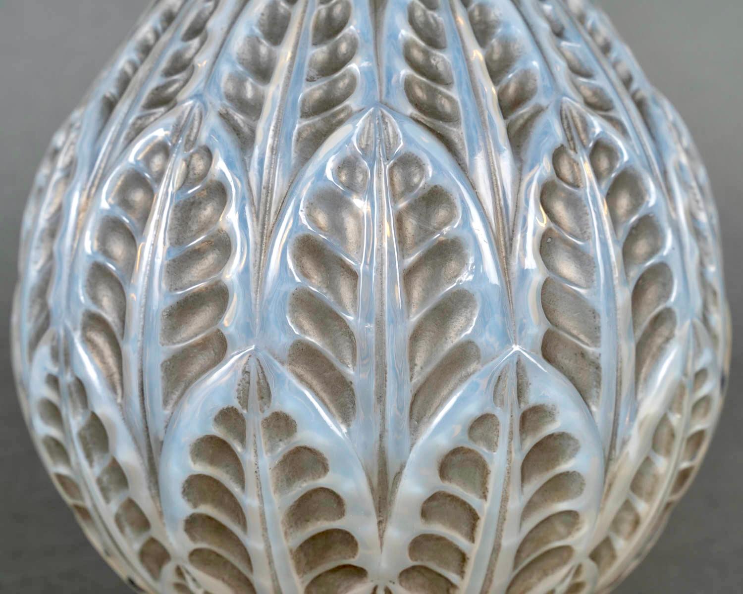1927 René Lalique Jarrón Malesherbes Vidrio opalescente estuchado Pátina gris Francés