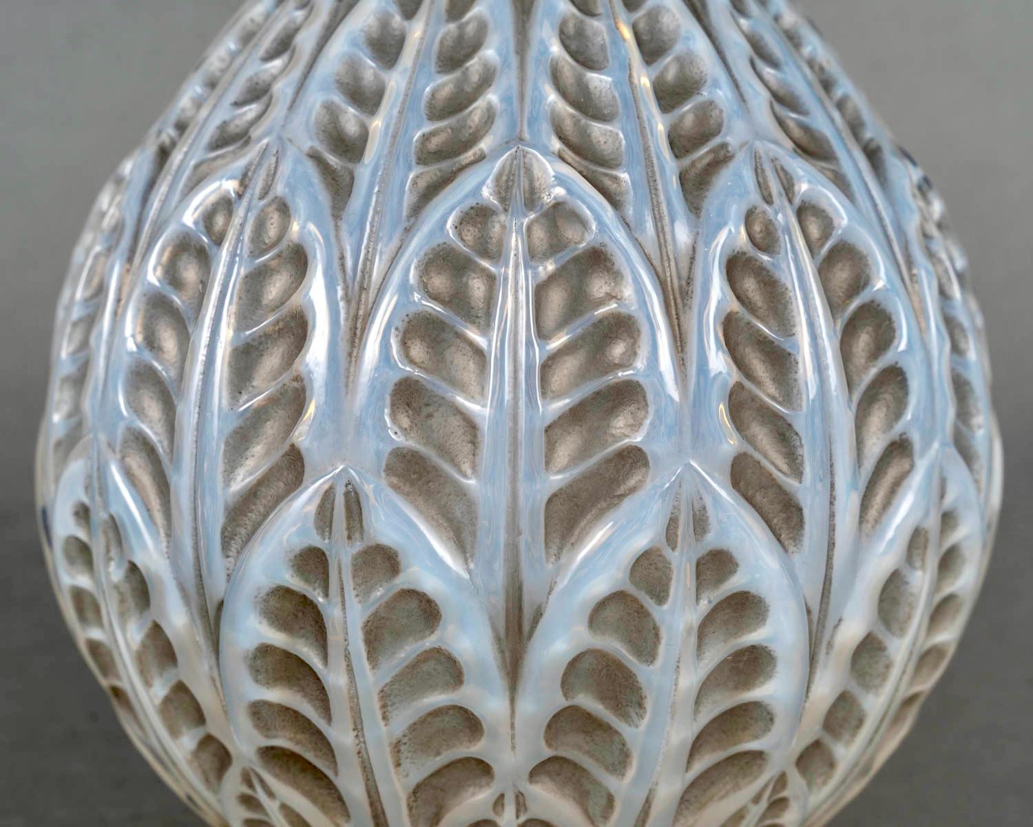 1927 René Lalique Jarrón Malesherbes Vidrio opalescente estuchado Pátina gris Moldeado