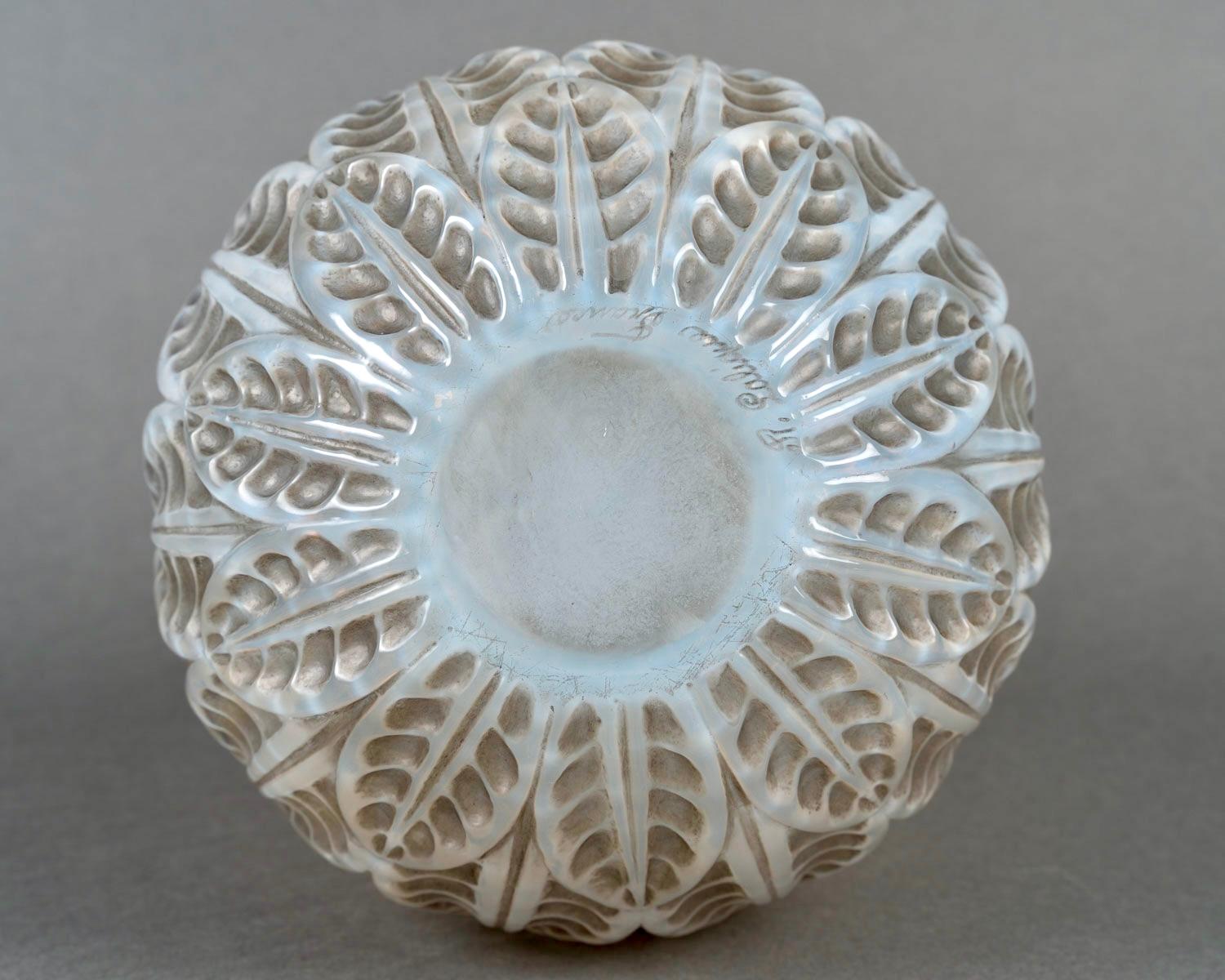1927 René Lalique Jarrón Malesherbes Vidrio opalescente estuchado Pátina gris en Bueno Estado en Boulogne Billancourt, FR