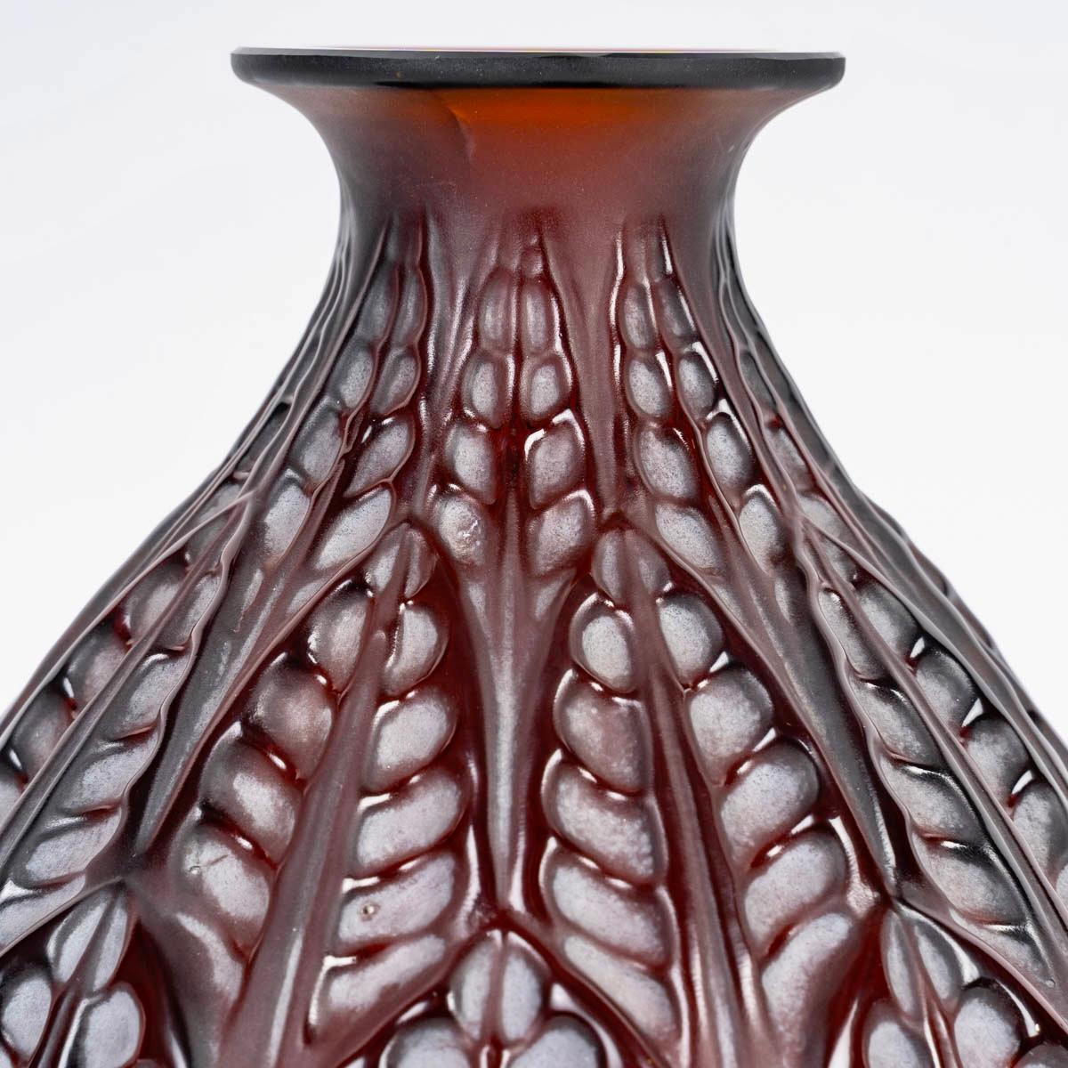 Art déco 1927 René Lalique Vase Malesherbes Verre ambre foncé Patine blanche