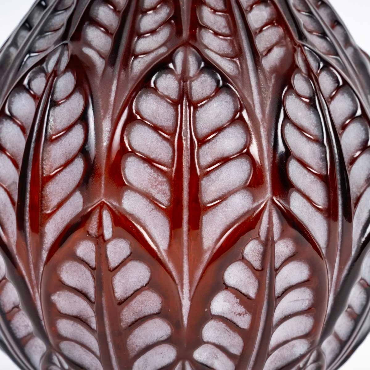 Français 1927 René Lalique Vase Malesherbes Verre ambre foncé Patine blanche