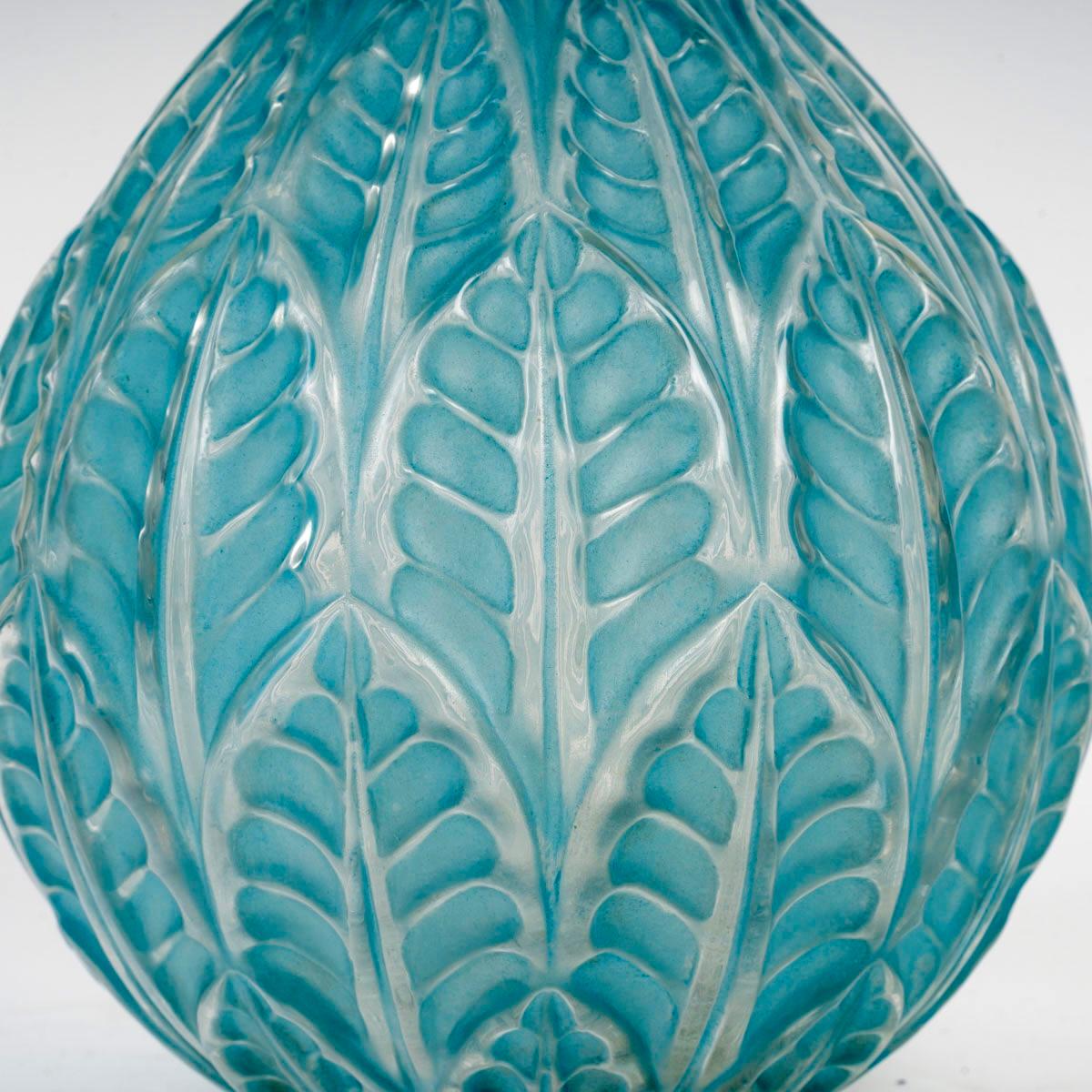 1927 René Lalique - Jarrón de cristal Malesherbes con pátina azul Francés en venta