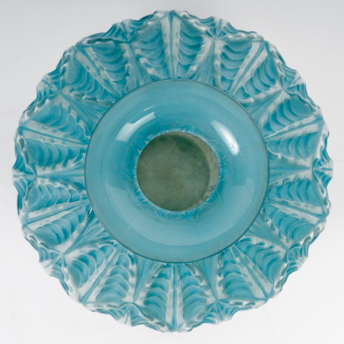 1927 René Lalique - Jarrón de cristal Malesherbes con pátina azul Moldeado en venta