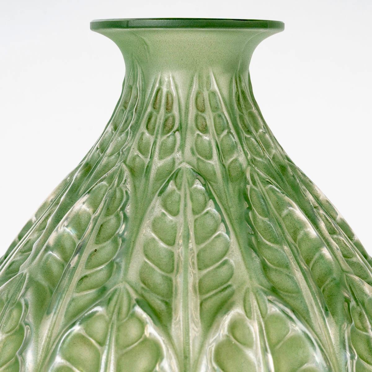 Art Deco 1927 René Lalique - Vase Malesherbes Glass With Green Patina For Sale