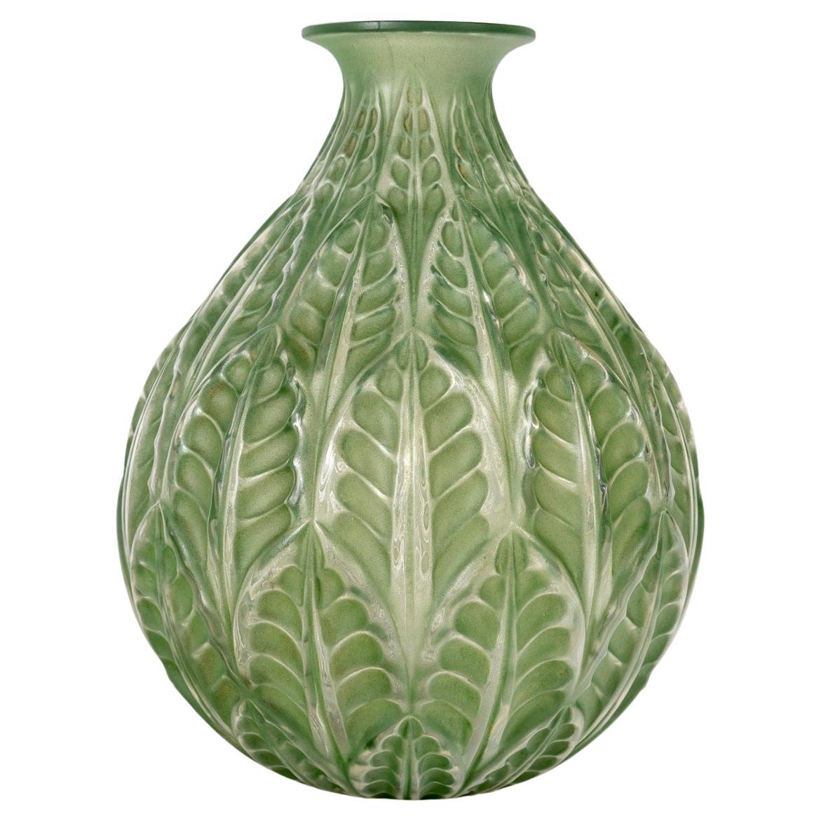 1927 René Lalique - Vase Malesherbes Glass With Green Patina For Sale